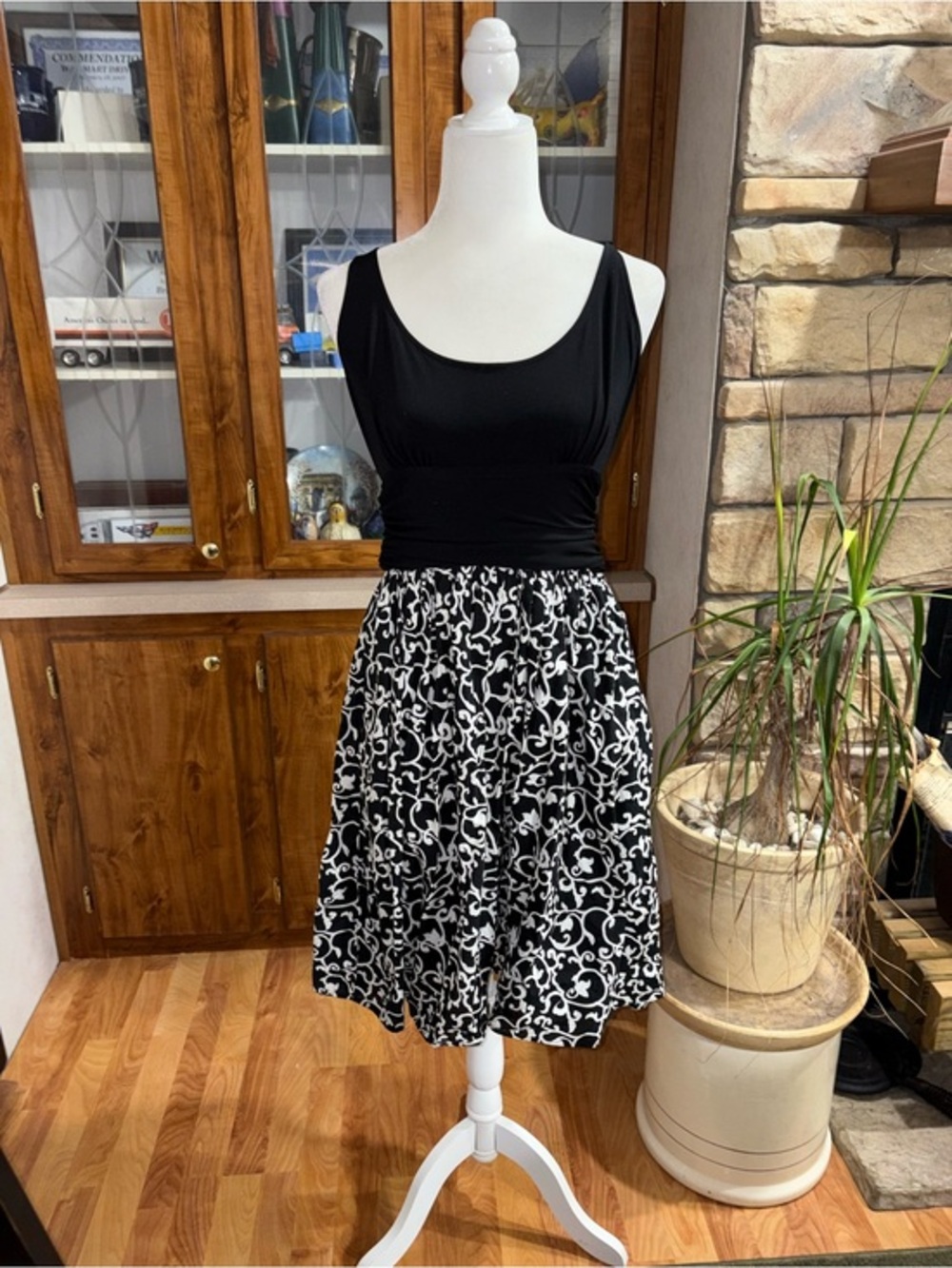 London Times size 12 black & white sleeveless skirt dress lined at skirt stretch